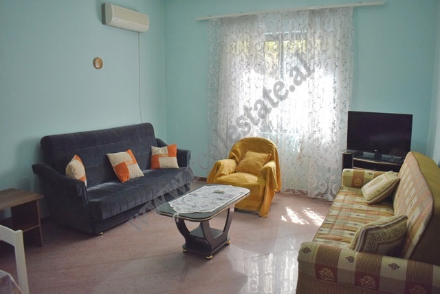 Apartament 1+1 me qira ne rrugen Frosina Plaku prane Kryqezimit 21 Dhjetorit ne Tirane.
Eshte pjese